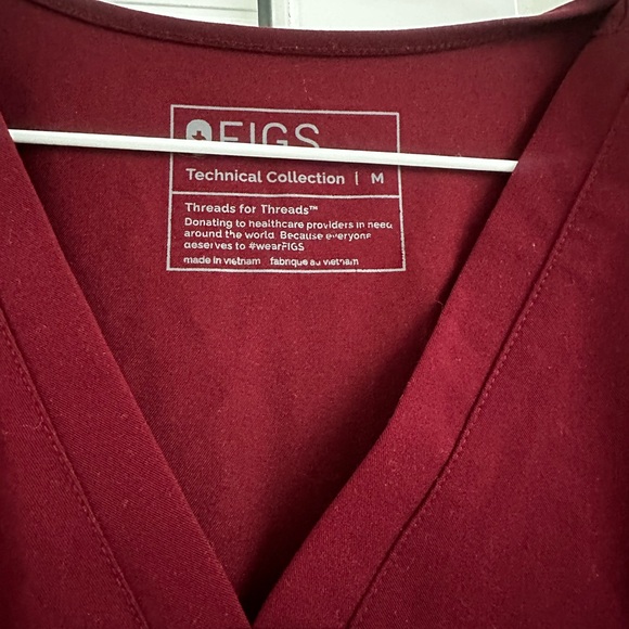 Figs 3 pocket scrub top - Picture 3 of 3